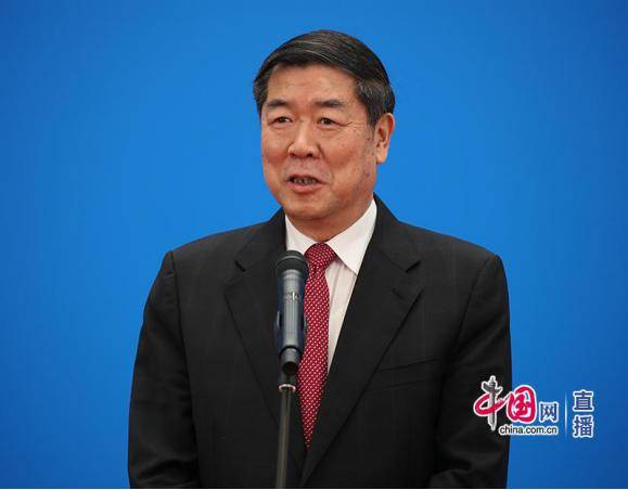 国家发改委主任何立峰：特大城市瘦身健体 补足