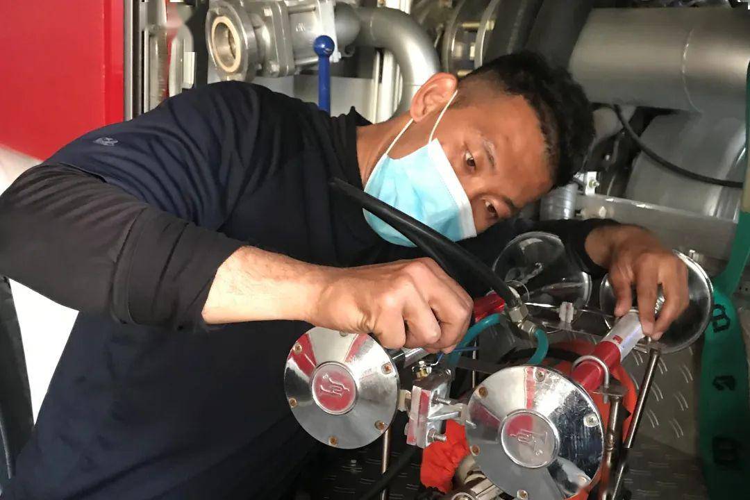 经过苦思冥想和反复实验 我利用废旧的防护装备 空气呼吸器气瓶