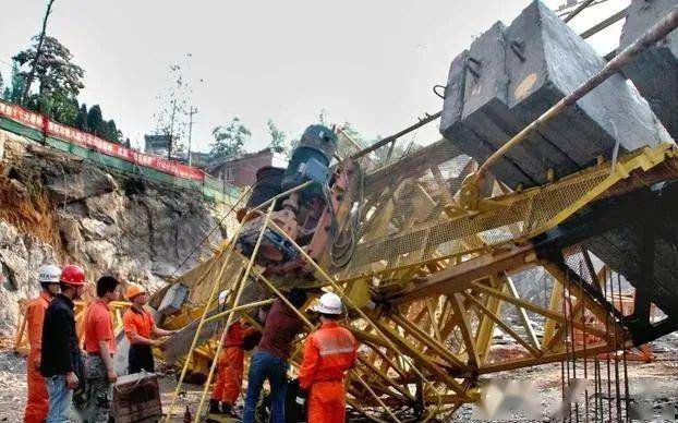 湖南长沙一在建工地塔吊发生倒塌事故!三天内第二起塔吊倒塌事故!