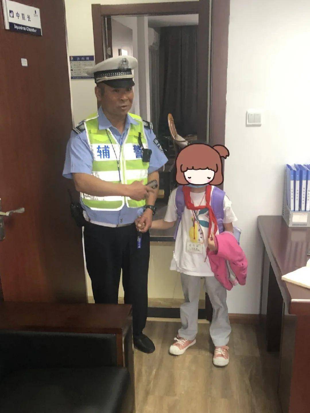 象山天安路一小女孩迷路向交警蜀黍求助！