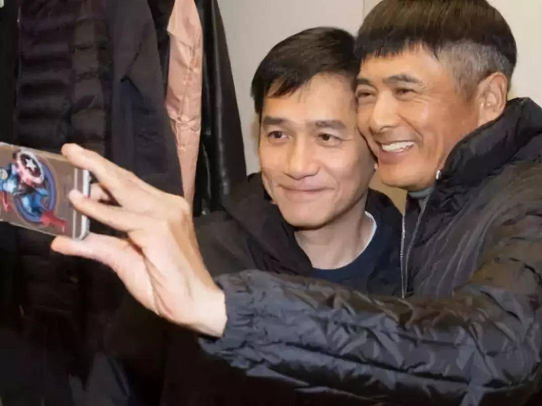 周润发65岁生日:裸捐56亿,坐公交去菜市场;爱慕者无数