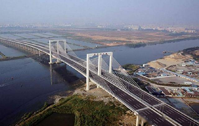 大湾区经济总量约多少万_粤港澳大湾区图片(2)