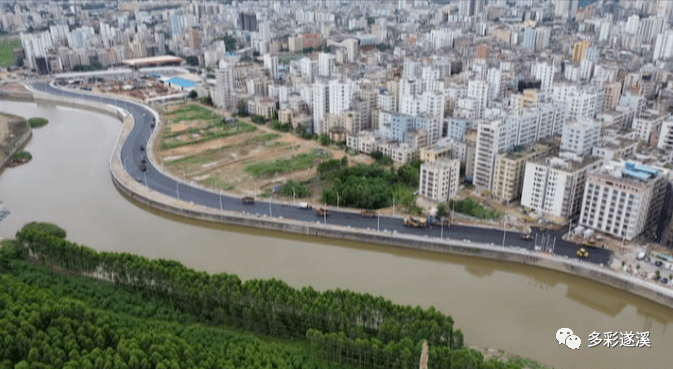 遂溪县城滨河北路沥青路面铺设完成 方便群众出行