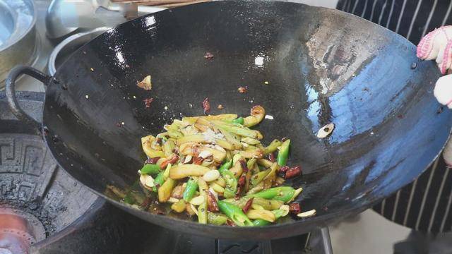 炒茄子丝要过水吗 d0d442614843432c98fef49d1b7c892d.jpeg