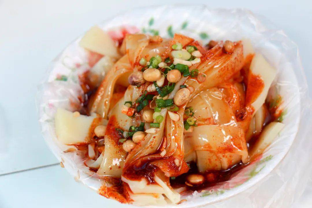 吃上一口鸭溪凉粉, 入口有味,香辣爽口,夏季的最爱.