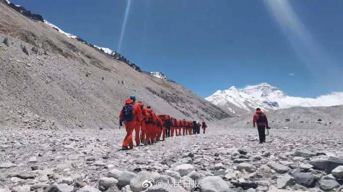 为纪念中国首登珠峰60周年 中国登山队 携国家测绘局第一大地测量队