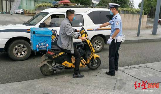 怎么当交警骑警 956b013dd87449cba01f4c055eb4b98c.jpeg