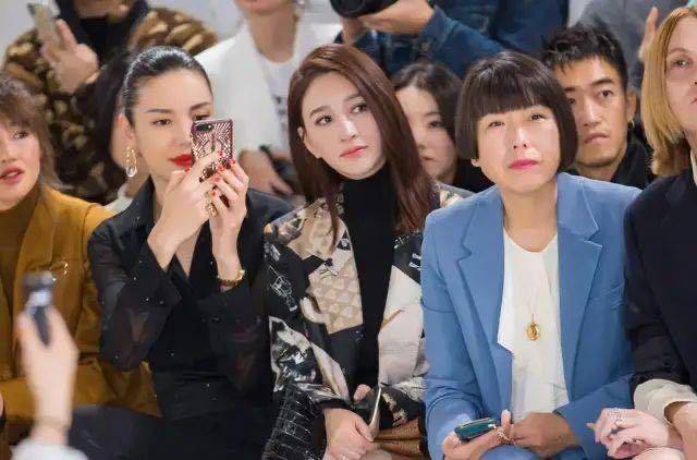 李小冉参演抗疫剧开机43岁少女感满满与林心如同框对比明显