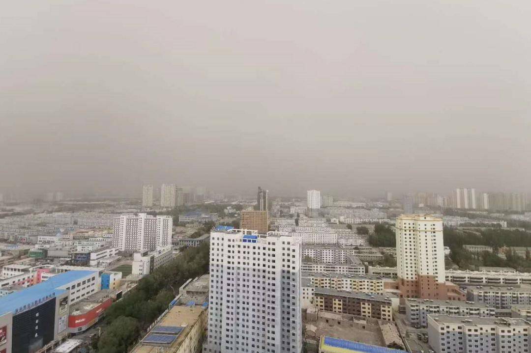 针对此次沙尘天气,格尔木市气象台于5月25日15时20分发布沙尘暴黄色