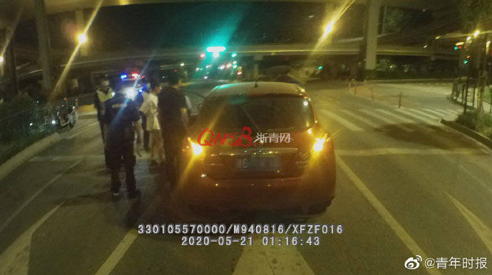 杭州一网约车司机“路怒症”爆发,拔走前车钥