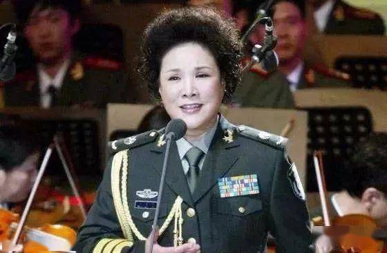 中国的女将军歌唱家!总政级演员,她是真正的大师级艺术家.
