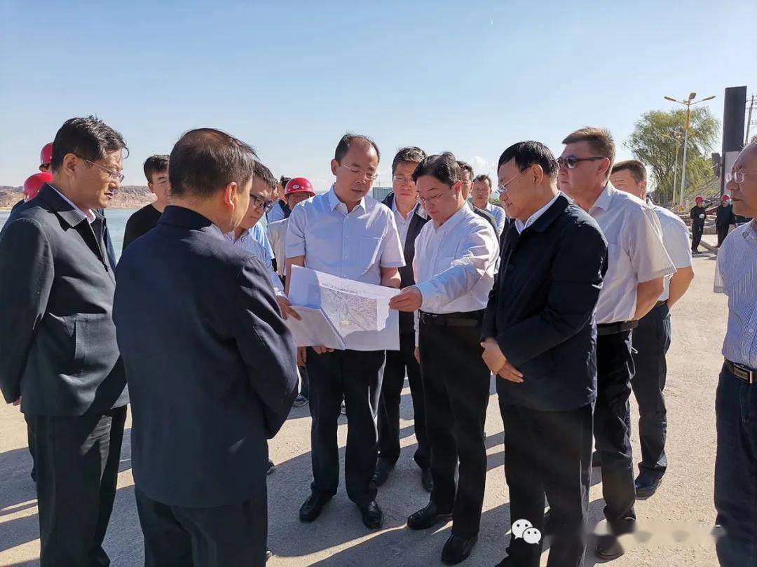山西省水利厅厅长常建忠一行到山西建投四建河曲县临隩大道路堤维修