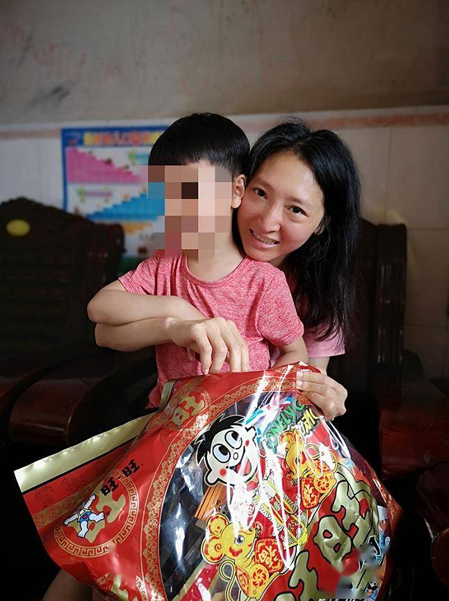 状况不佳■癌细胞还在转移！自感状况不佳，但面对乖巧孩儿和老母亲，她…单亲妈妈查出肺癌