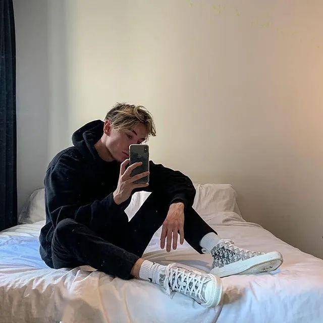 拍照技巧与角度男 66c288a11c324fa1a87665d350010bb7.jpeg