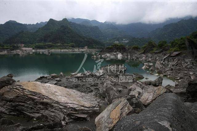 重庆黔江:小南海现地质奇观 大量地震滚石冒出水面