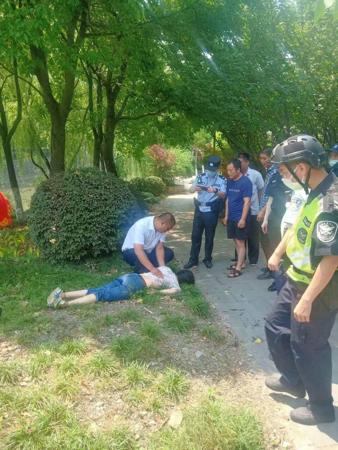 城管正能量年轻女子落水六旬保洁大哥火速救人