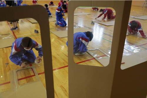 日本复课后学校频出抗疫奇招：戴透明面罩纸箱中上课