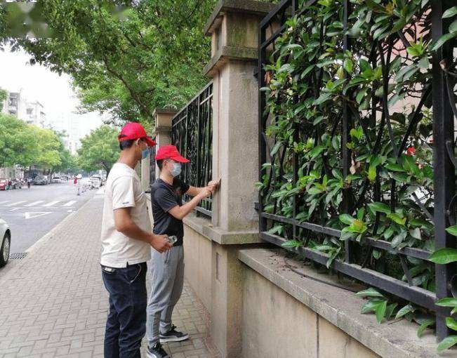 镜湖区清理小区和主要道路卫生,美化生活环境,助力文明创建