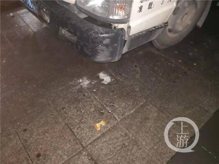 熊孩子高空扔下3个玻璃瓶 家长“教科书”式操作