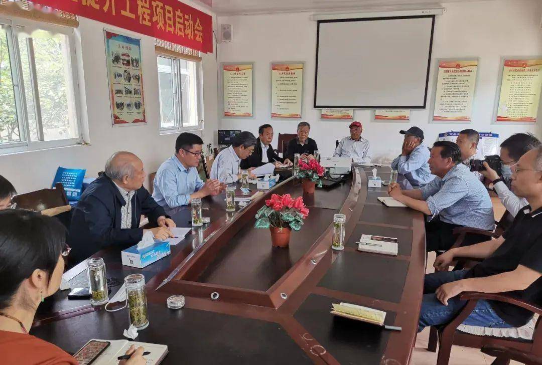 市委党史研究院副院长李世恩带队到巨峰镇实地考察茶产业发展