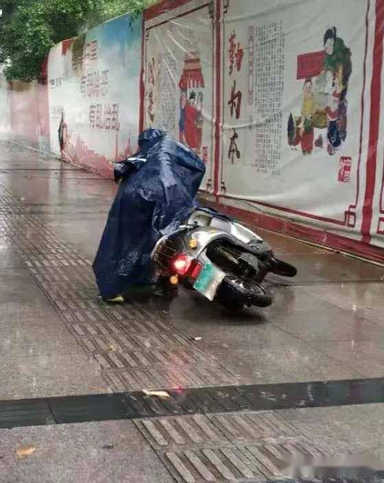 引发不少问题 特别是雨天路滑 在胜利西路,市民骑行电动车不慎摔倒在