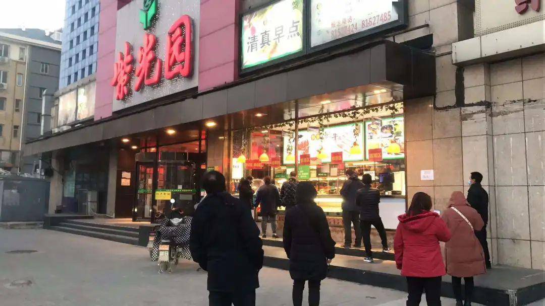 光早餐就排队2000人,开70家直营店,这个家常菜馆为何火了40年?