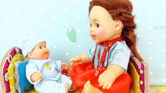 亮亮玩具芭比娃娃妈妈精心照顾娃娃,婴幼儿宝宝过家家游戏视频