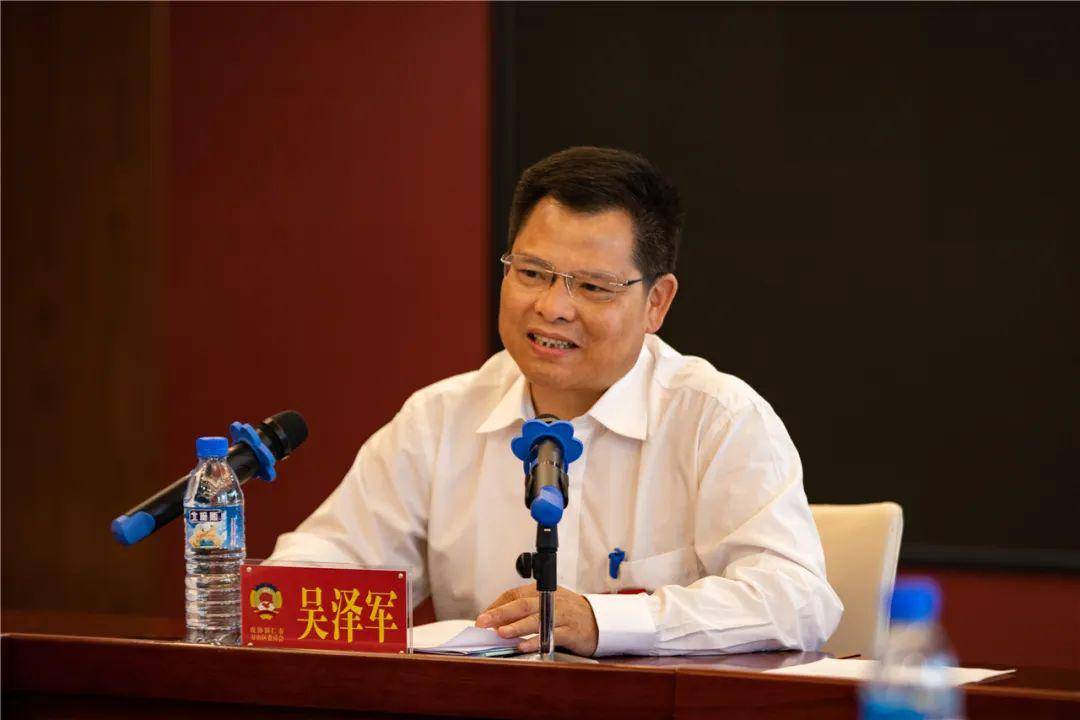 区政协主席吴泽军在参加文化艺术界,体育界,教育界,医药卫生界和工
