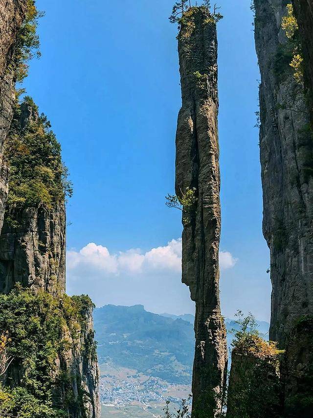 12 湖北恩施大峡谷以雄奇的喀斯特地貌闻名天下,风景不输黄山和张家界