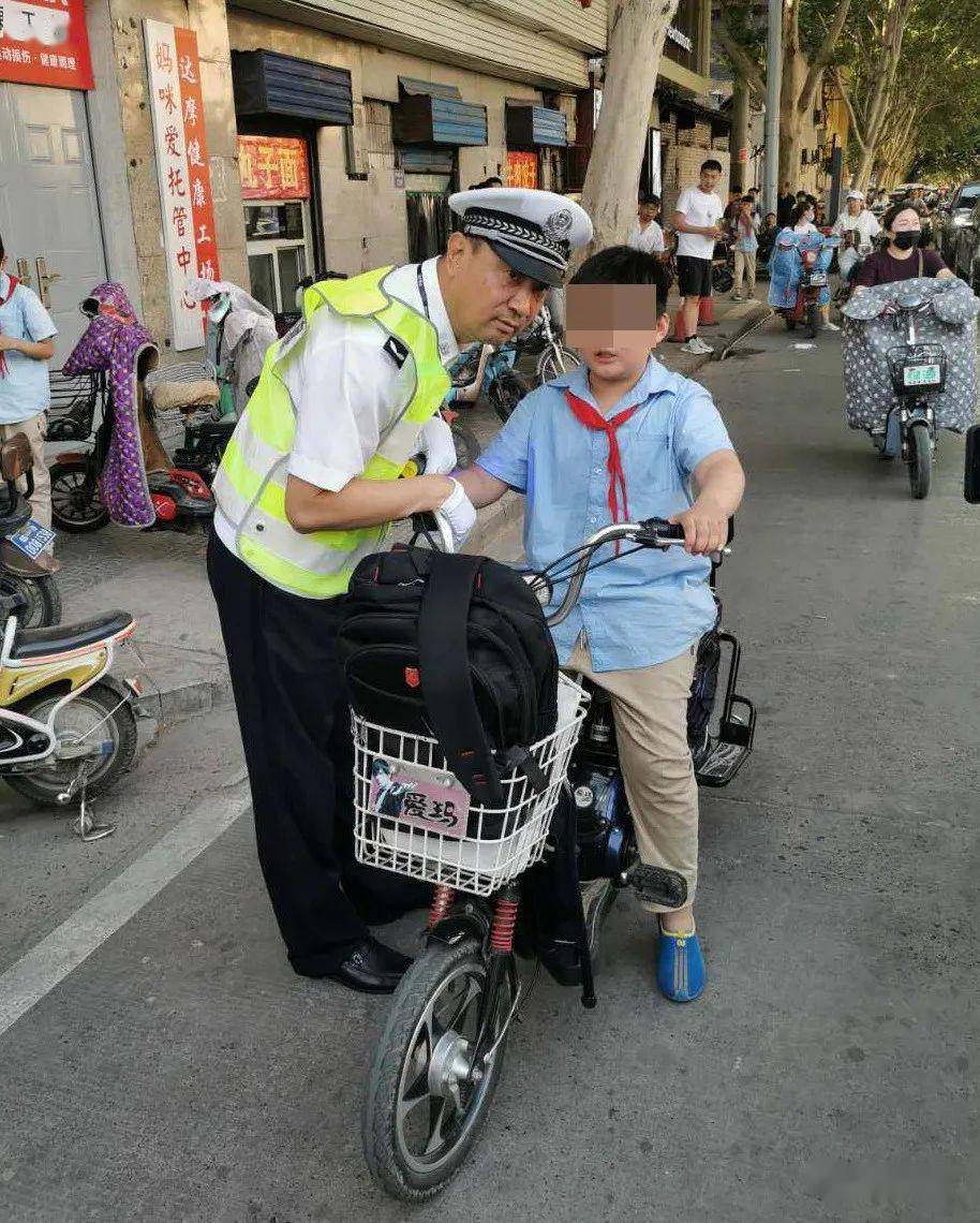 临汾一带一盔一道专项整治进行中一位小学生竟独自骑电动车上路结果