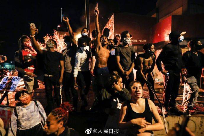 涉事白人警察被控“过失杀人”,数十个美国城市爆发示威