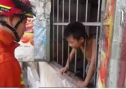 玩具|竟是玩具惹的祸！消防员现场巧妙救援→家长警惕！同安小女孩手指被卡