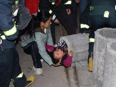 玩具|竟是玩具惹的祸！消防员现场巧妙救援→家长警惕！同安小女孩手指被卡