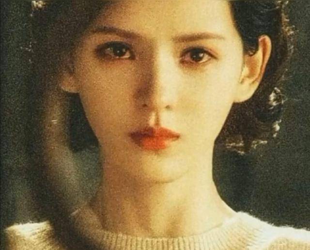 张予曦的颜值真的太绝了,不仅仅能驾驭仙气的穿搭,走这种复古港风也