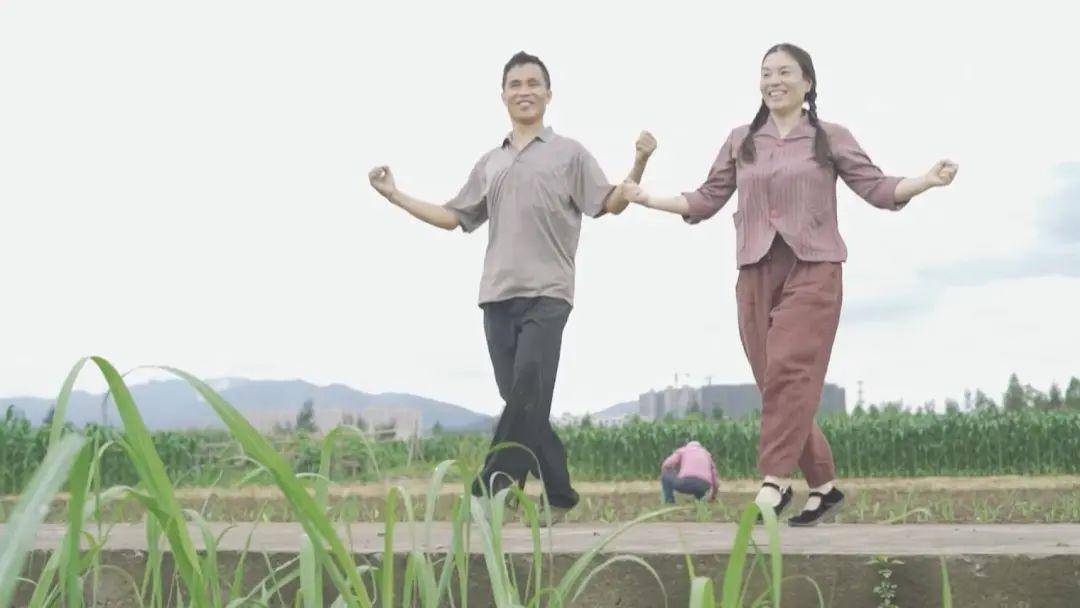 温州农民夫妻曳步舞成了网上爆款,背后竟有这样的故事