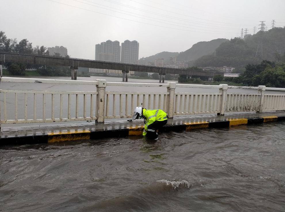 突下暴雨,深圳多处水浸!有车被泡,路人被困!而明天…_罗湖