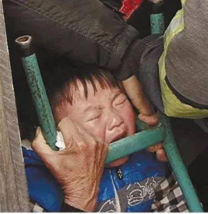 玩具|竟是玩具惹的祸！消防员现场巧妙救援→家长警惕！同安小女孩手指被卡