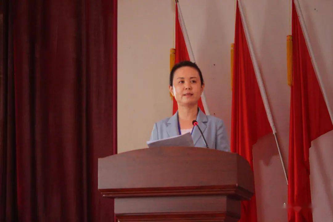 镇党委副书记,镇长李静静作政府工作报告会议在嘹亮的国歌声中开幕5月