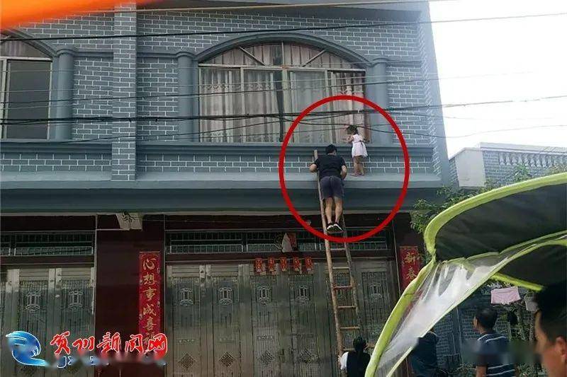 窗户|贺州一未满3岁女孩爬出窗外找奶奶……家长们都注意点！