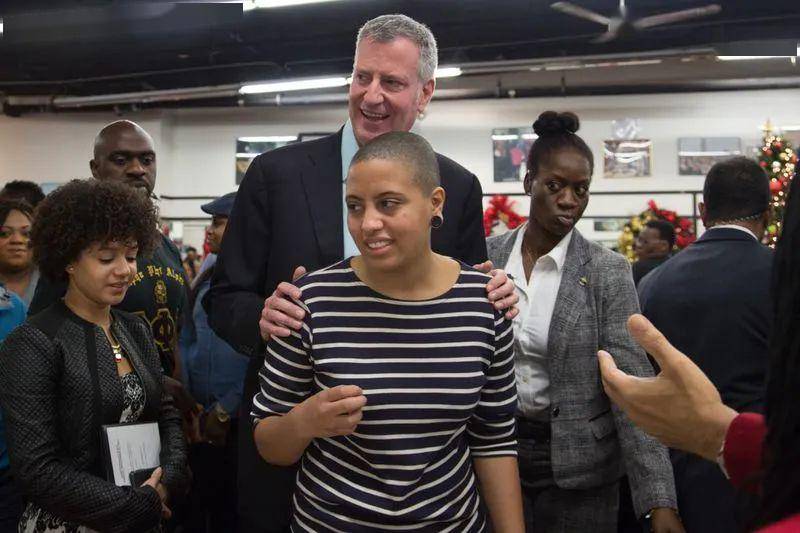 纽约市长回应女儿参加抗议被捕 表示为她感到自豪