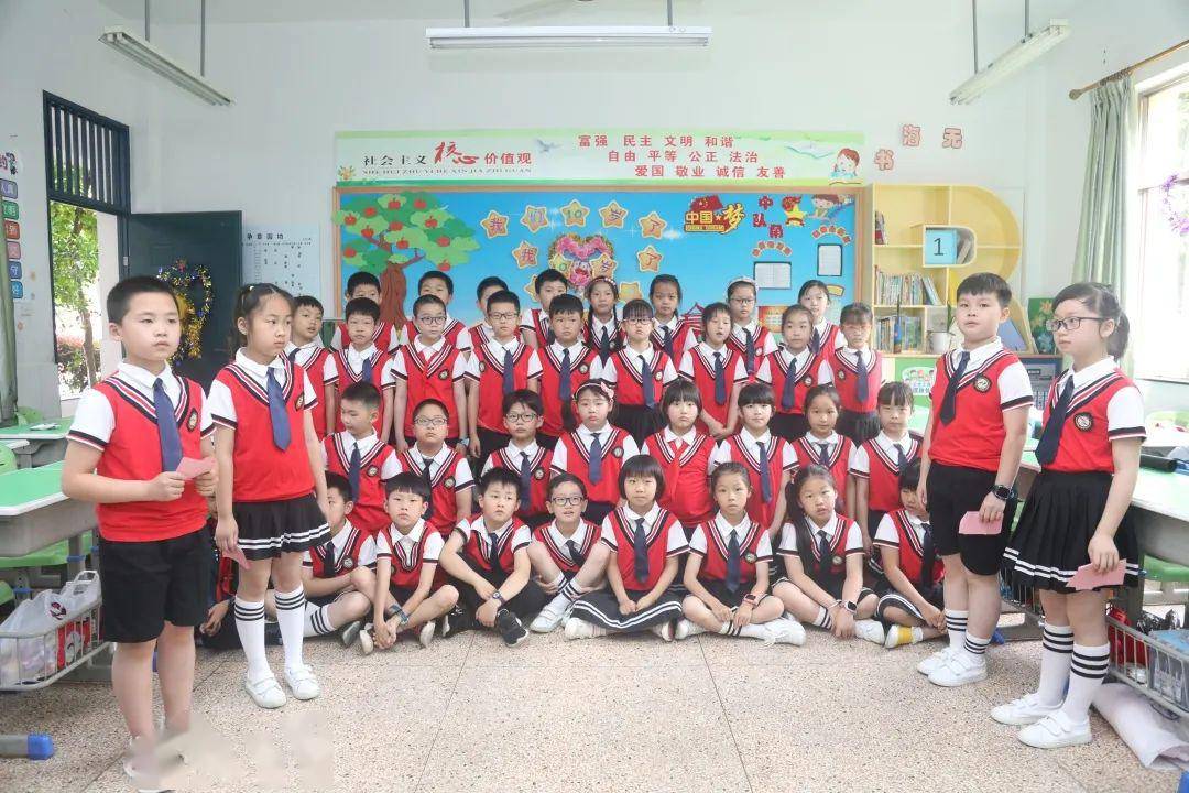 6月1日,柯岩街道第五届"美德少年"颁奖仪式在柯岩中心小学举行.