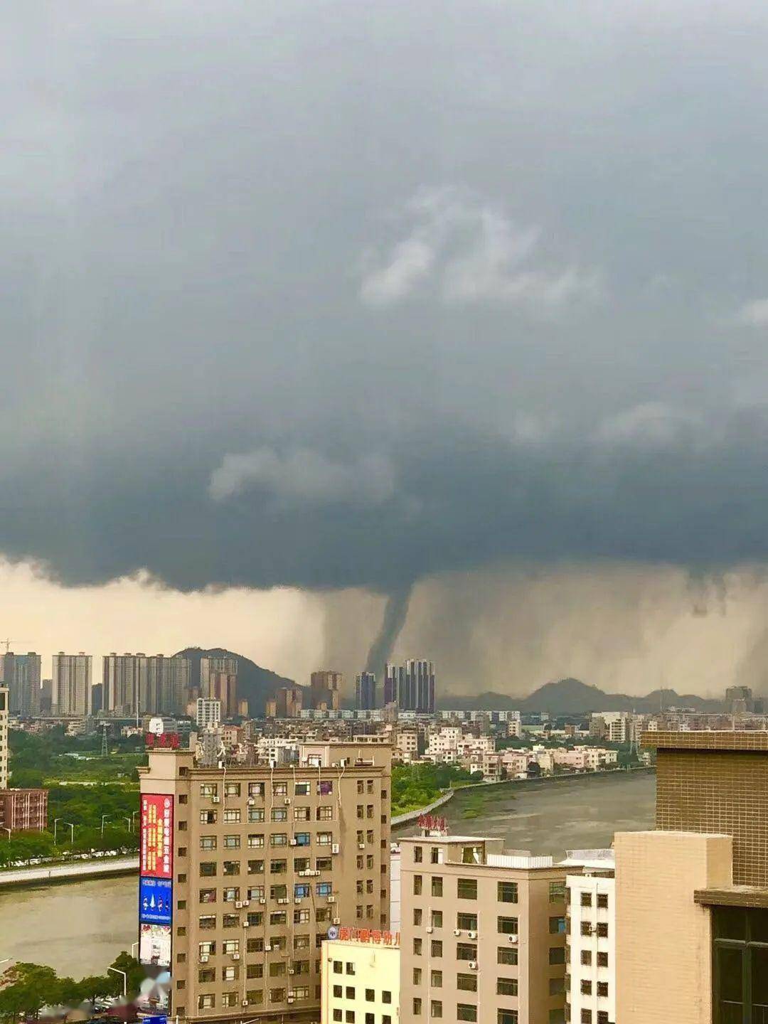 暴雨后,东莞市民拍到虎门海面"龙吸水!