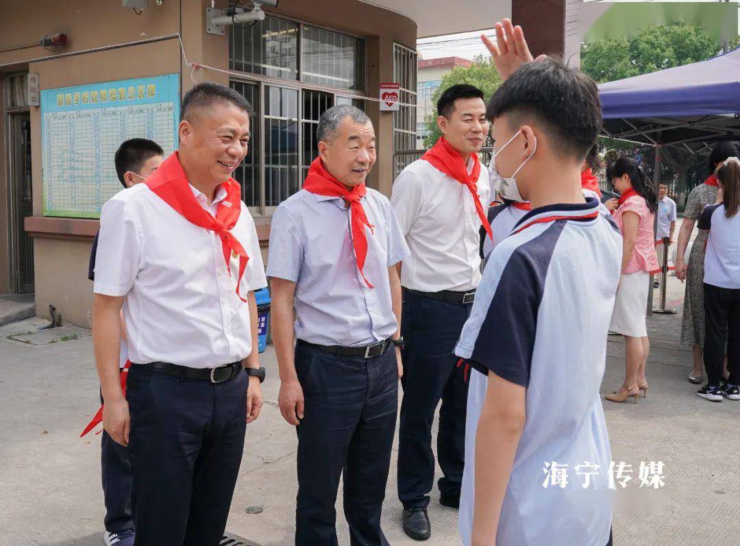 6月1日上午,市领导曹国良,周红霞,王建坤等前往斜桥镇庆云中心小学