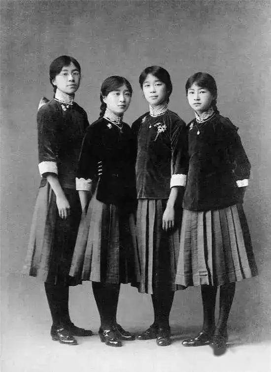 校服"穿"与"不穿"之争,从上世纪60年代持续至今