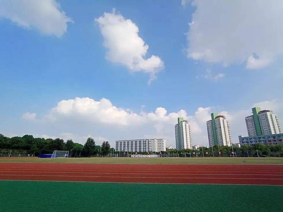 生们定格住青春宁卫的记忆,包括落日余晖,食堂美食,校园角落,操场热血