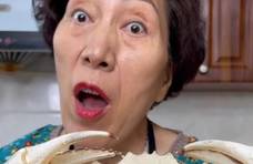 乔任梁爸妈太会吃了，用400块一斤螃蟹做煎饼果子的配菜！