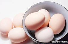 煮鸡蛋粘壳，那是因为用错了水，水里撒一点“它”，鸡蛋不粘壳