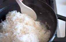 煮米饭时，别只知道放清水！再加这两样，米饭又香又软，颗颗饱满