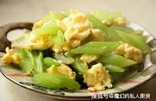 芹菜炒鸡蛋，芹菜焯水还是直接炒？大厨：都不对，难怪不脆不入味