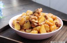 家常版的红烧土豆鸡块，肉质细嫩，滋味鲜美，营养又易做